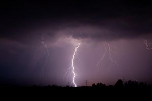 مقتل شخص وإصابة ثلاثة آخرين جراء صاعقة برق في ماليزيا