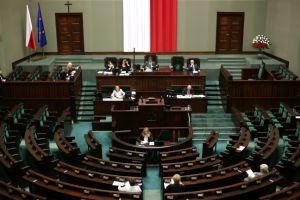 كاميرا البرلمان البولندي تصور نائباً معارضاً أثناء سرقته لكمبيوتر لوحي