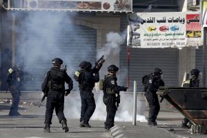 الشرطة الإسرائيلية: صدامات في باحة المسجد الاقصى في القدس