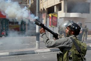 مواجهات بين شرطيين اسرائيليين وفلسطينيين في باحة المسجد الاقصى