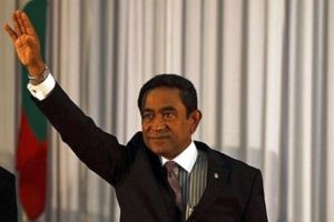 مسئول: رئيس المالديف لم يصب بأذى في انفجار في زورقه قرب ميناء مالي