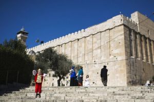 السلطات الإسرائيلية تغلق الحرم الإبراهيمي بوجه الفلسطينيين وتفتحه أمام المستوطنين