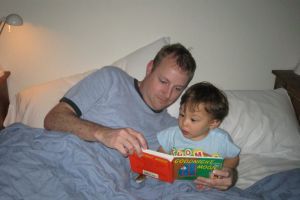 دراسة: الآباء مفيدون أكثر من الأمهات في قراءة قصص ما قبل النوم