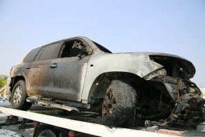 شاهد الصور... اندلاع حريق بسيارة قرب حديقة الأندلس ولا إصابات