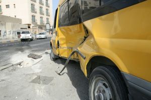 شاهد الصور... أضرار متفرقة بتصادم مركبتين بجدحفص ولا إصابات 