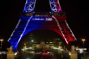 شاهد الصور... انطلاق عروض أزياء ربيع وصيف 2016 تحت شعار 'باريس تحب الموضة'