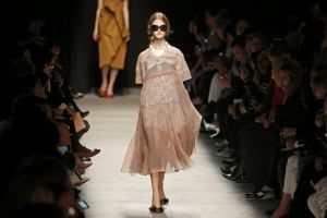 شاهد الصور... انطلاق عروض أزياء ربيع وصيف 2016 تحت شعار 'باريس تحب الموضة'