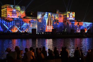 بالصور.. مبنى وزارة الدفاع الروسي خلال مهرجان موسكو 'دائرة الضوء' الدولي 2015