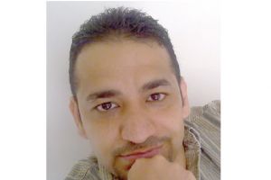 نص: حَشْرَجَةٌ عَلى جِدَارِ المَنْفَى