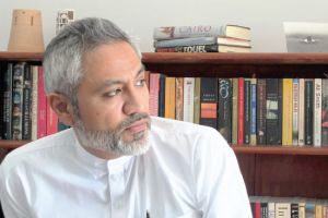 حظر دخول الروائي الجنوب إفريقي اشتياق شكري إلى بريطانيا