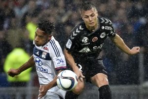 لاكازيت يقود ليون للفوز على رانس في الدوري الفرنسي   