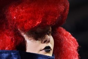 أسبوع الموضة في باريس... الساحرة الزرقاء تظهر لدى 'كوم دي غارسون' في ربيع/صيف 2016