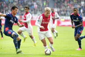 آيندهوفن يقهر أياكس بملعبه ويقلص الفارق على صدارة الدوري الهولندي