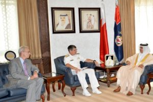 وزير الداخلية يبحث التعاون والتنسيق الأمني مع قائد الأسطول الخامس الأميركي