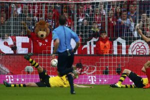 بايرن يذل دورتموند ويواصل تحليقه بفضل مولر وليفاندوفسكي