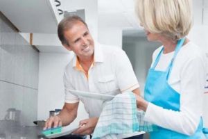 للرجل... غسل الصحون يقلل من شعورك بالإجهاد