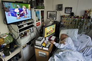 شاهد الصور... رجل أربعيني يتحدى إعاقته وينجز قصة رسوم متحركة من على سريره في المستشفى