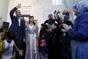 زوجان أردنيان يحتفلان بزفافهما مع اللاجئين