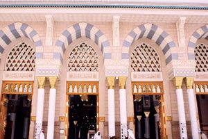 100 باب لدخول وخروج الزوار في المسجد النبوي