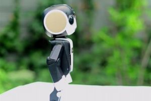 شارب تكشف عن أول هاتف روبوت في العالم