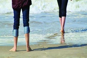 ماذا يحدث لجسمك عندما تمشي حافي القدمين؟