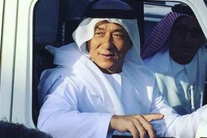 بالصور: جاكي شان يرتدي الزي الإماراتي