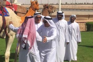 بالصور: جاكي شان يرتدي الزي الإماراتي