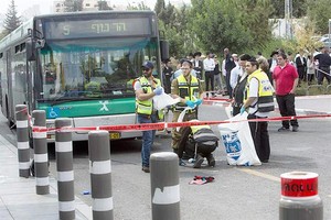 مقتل فلسطينييْن وجرح 6 إسرائيليين بمواجهات وحوادث طعن جنود ومستوطنين