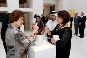 معرض «شفافيات ا: ورق وزجاج» للأميرة وجدان الهاشمي الذي يضم منحوتات زجاجية ولوحات