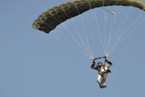 لفقت حادث طيران مظلي لتجنب لقاء مهنيا