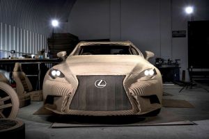 «لكزس» تبتدع نسخة IS مصنوعة من الكارتون