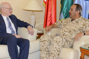 القائد العام يستقبل رئيس الأكاديمية الأميركية للدبلوماسية رونالد نيومان 