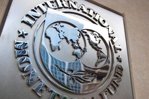 صندوق النقد يحث اليابان على المضي قدما في ثاني زيادة في ضريبة المبيعات