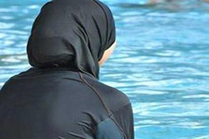 صب الخمر على رأس مسلمة في قطار بـ«برمنجهام» وركاب يلتزمون الصمت