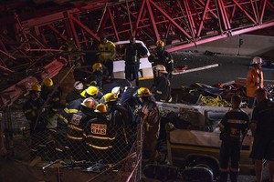 مقتل شخصين في انهيار جسر فوق طريق سريع بجوهانسبرج