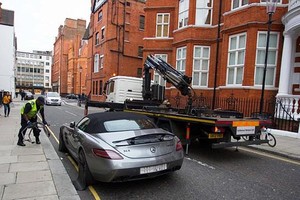 بعد 60 ثانية فقط.. سحْب 'مرسيدس' سعودي وقفت في الممنوع وسط لندن