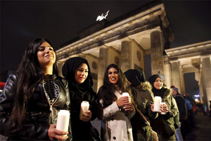 آلاف الألمان يشكلون سلسلة بشرية على ضوء الشموع ترحيبا باللاجئين