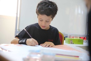 شاهد الصور... مأتم الصادق (ع) ببوري ينظم المرسم الحسيني الحر 'ألوان حسينية'