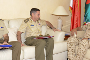 القائد العام لقوة الدفاع يبحث تعزيز سبل التعاون مع الملحق العسكري الاسباني