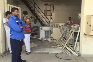 شاهد الصور... فتاة تقتحم خباز بالسيارة التي تقودها بمدينة حمد وتصيب عامل آسيوي بإصابات متفرقة