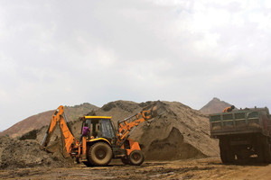 نهب الرمال يهدد شواطئ الجزائر