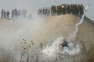 قوات إسرائيلية تعتقل 17 فلسطينياً في الضفة الغربية