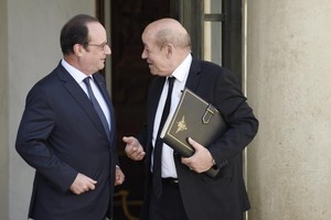 هولاند: على وزير الدفاع الاستقالة إذا فاز بالانتخابات