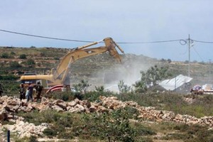 الجيش الاسرائيلي يهدم منزل فلسطيني في الضفة الغربية نفذ هجوما ضد اسرائيل في 2014