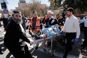 اصابة اربعة اسرائيليين بعد صدمهم بسيارة فلسطيني في الضفة الغربية المحتلة