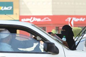 السعودية: غسيل السيارات ... حضور للمرأة بلا قرار في التأنيث