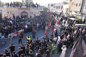 حشود كبيرة من الناس تشارك في إحياء  يوم العاشر من محرم في السنابس