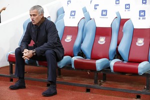 طرد مورينيو وتشيلسي بعشرة لاعبين يخسر مجدداً