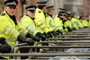 إلقاء قنابل دخان على الشرطة خلال احتجاج بشأن المهاجرين في لندن