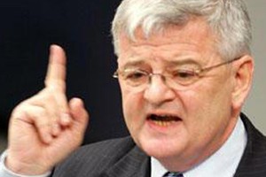 وزير الخارجية الألماني الأسبق فيشر يعلن عن دعمه لسياسة ميركل بشأن اللاجئين